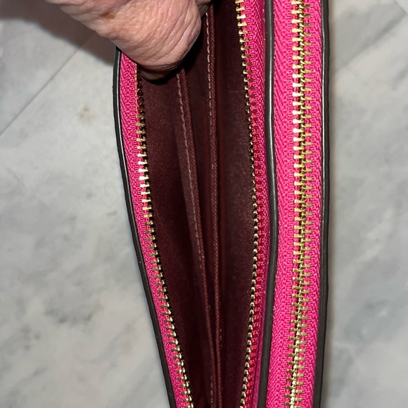 Coach Double zip wristlet large Signature C brown/tan front,fuchsia accents/back - Picture 13 of 17